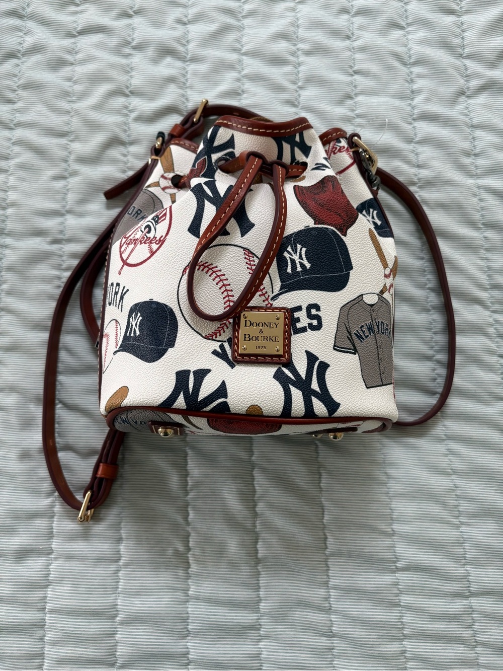 Dooney & Bourke White New York Yankees Print Bucket Crossbody Bag NWT